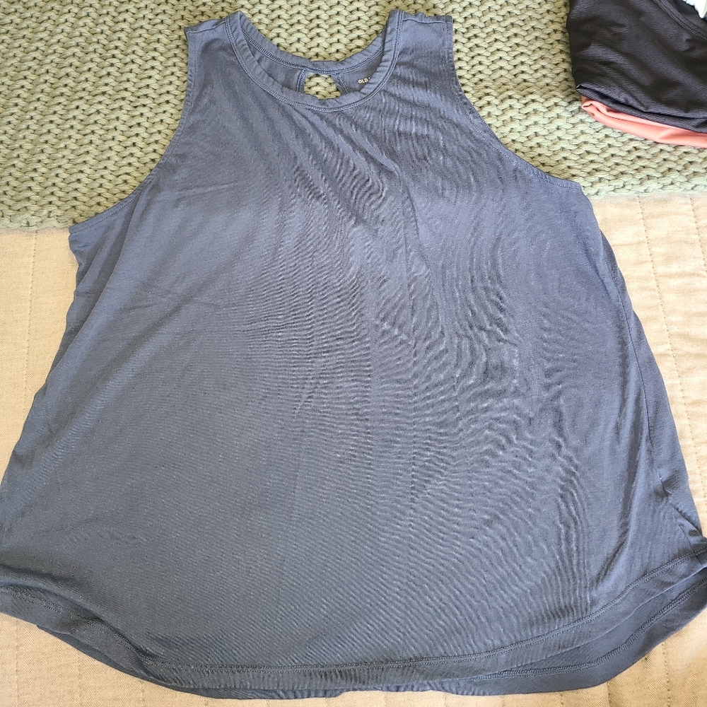 Old Navy active tanks 💪 - Picture 1 of 4